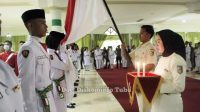 Bupati Tulang Bawang Dr.Hj Winarti SE.,MH mengukuhkan anggota Pasukan Pengibar Bendera Pusaka (paskibra) kabupaten Tulang Bawang