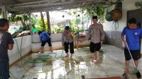 Polsek Jatiuwung Lakukan Trauma Healing dan Bantu Bersihkan Korban Banjir di Kecamatan Periuk