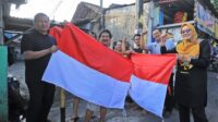 Sekda Kota Tangerang Bagikan Bendara Merah Putih Ke Warga