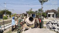 Selalu Siap Bantu Warga, Babinsa Kodim 0802/Ponorogo Ikut Kerja Bakti Buat Saluran Air