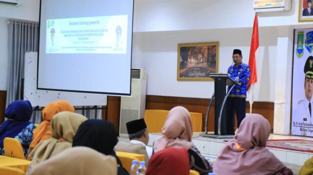 Sekda Kota Tangerang Menutup Kegiatan Pelatihan kompetensi Guru.