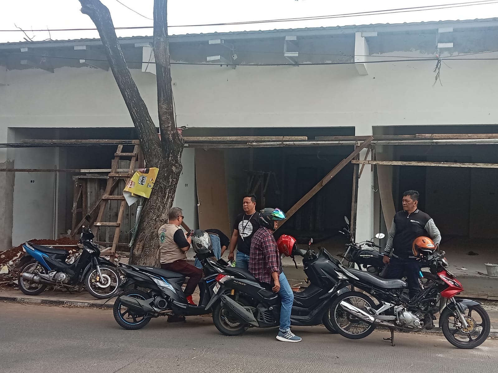 Oknum Penegak Perda Bekingi Bangunan Tak Berizin di Jl. Cemara Cibodas Tangerang.