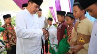 Sekda Berbagi Dengan Anak Yatim Di Kelurahan Medang