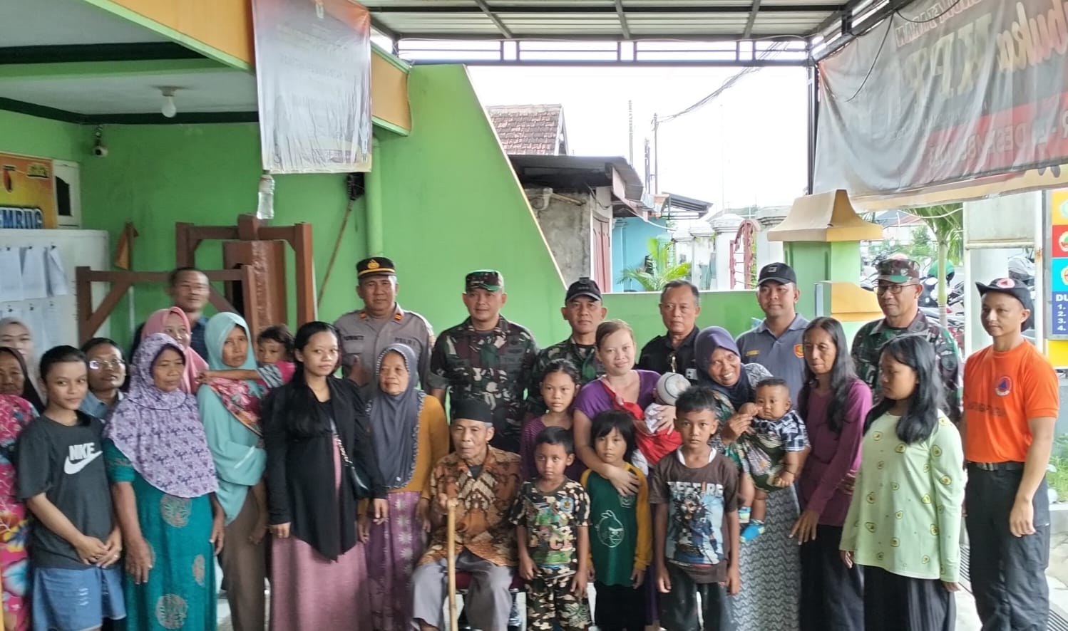 Danrem 081/DSJ Bantu Pengungsi Korban Banjir di Madiun.
