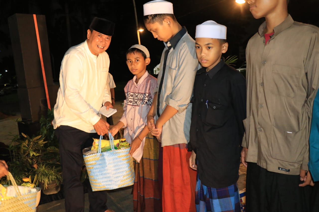 Sekda Buka Kegiatan Buka Puasa Bersama Dan Pemberian Santunan Anak Yatim Warga Perum Talaga.