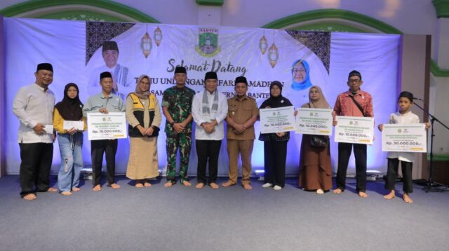 Pj.Gubernur Banten Safari Ramadhan Di Masjid Agung Al Ittihad Kota Tangerang Sambil Beri Bantuan.
