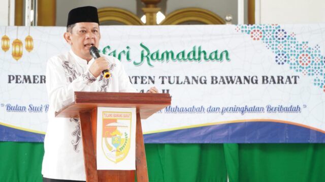 Pj Bupati Tubaba Menghadiri Buka Puasa Bersama di Halaman Masjid Al Muhajirin.