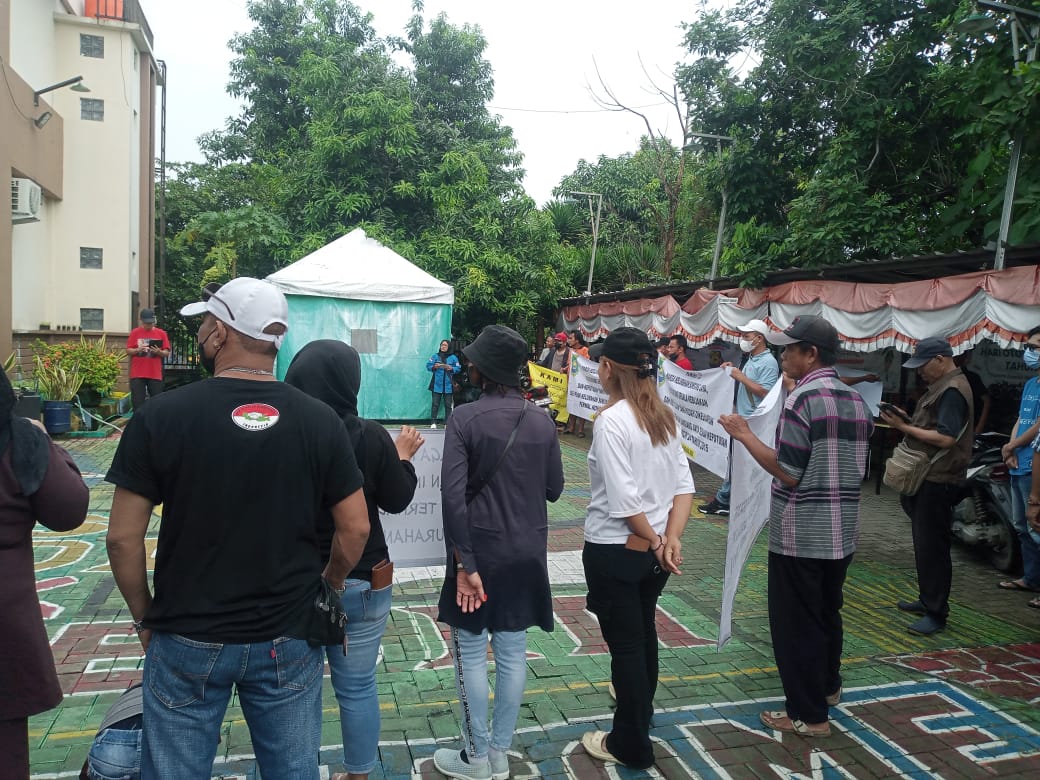 Puluhan Warga Berkumpul Beri Dukungan Kepada Lurah Sangiang Jaya.