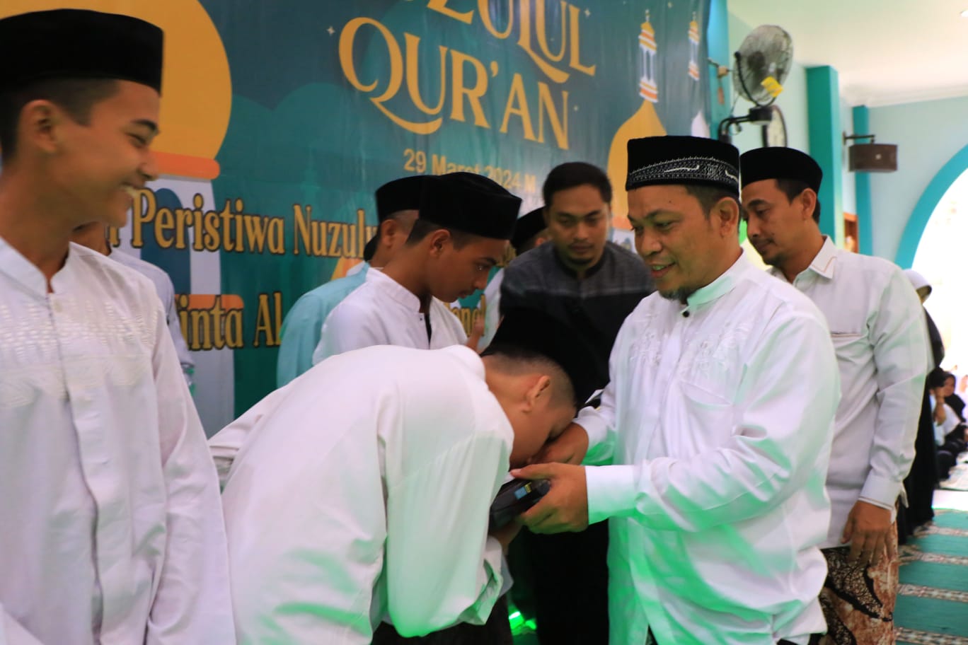 Pj Walikota Tangerang Beri Santunan Kepada Santri Pondok Pesantren As-Sa'adah Linahdlatil Ulama.