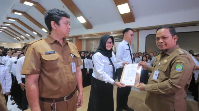 Pj Wali Kota Tangerang Serahkan 1.368 SK PPPK dan 306 SK Kenaikan.