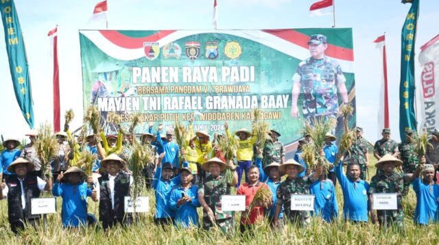 Di Balik Senyum Lebar Petani Padi di Desa Sekarputih.