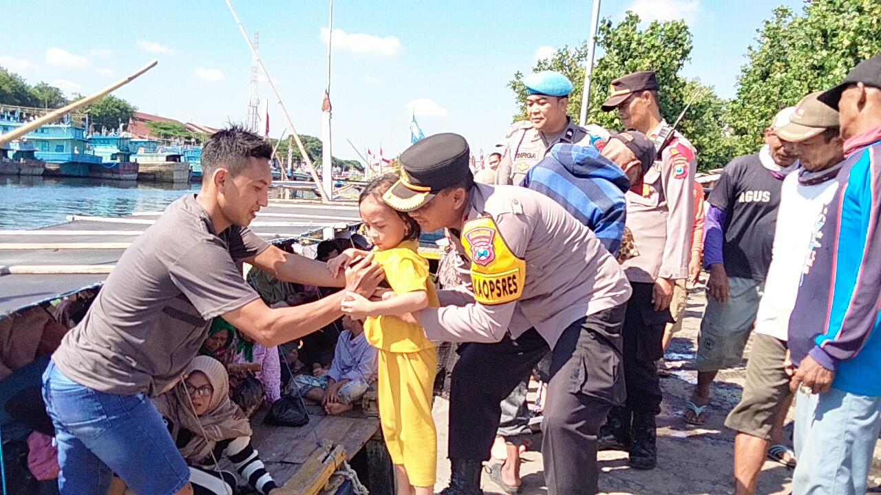 Antisipasi Arus Balik Mudik Kedua Polres Probolinggo Kota Siagakan Personel di Pelabuhan Tanjung Tembaga.