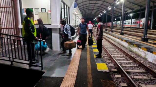 Sinergitas TNI Polri, Patroli di Stasiun Ngawi Antisipasi Arus Balik Mudik Tahap Dua.