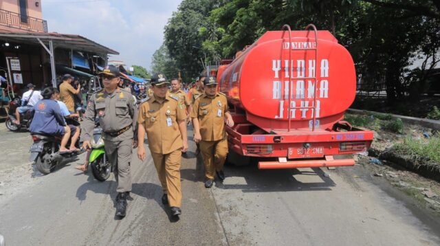 Pj Wali Kota Tangerang Pantau Penertiban Kawasan Pasar Sipon.
