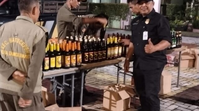 Trantib Kecamatan Batuceper Razia Miras Sita Ratusan Botol Miras.