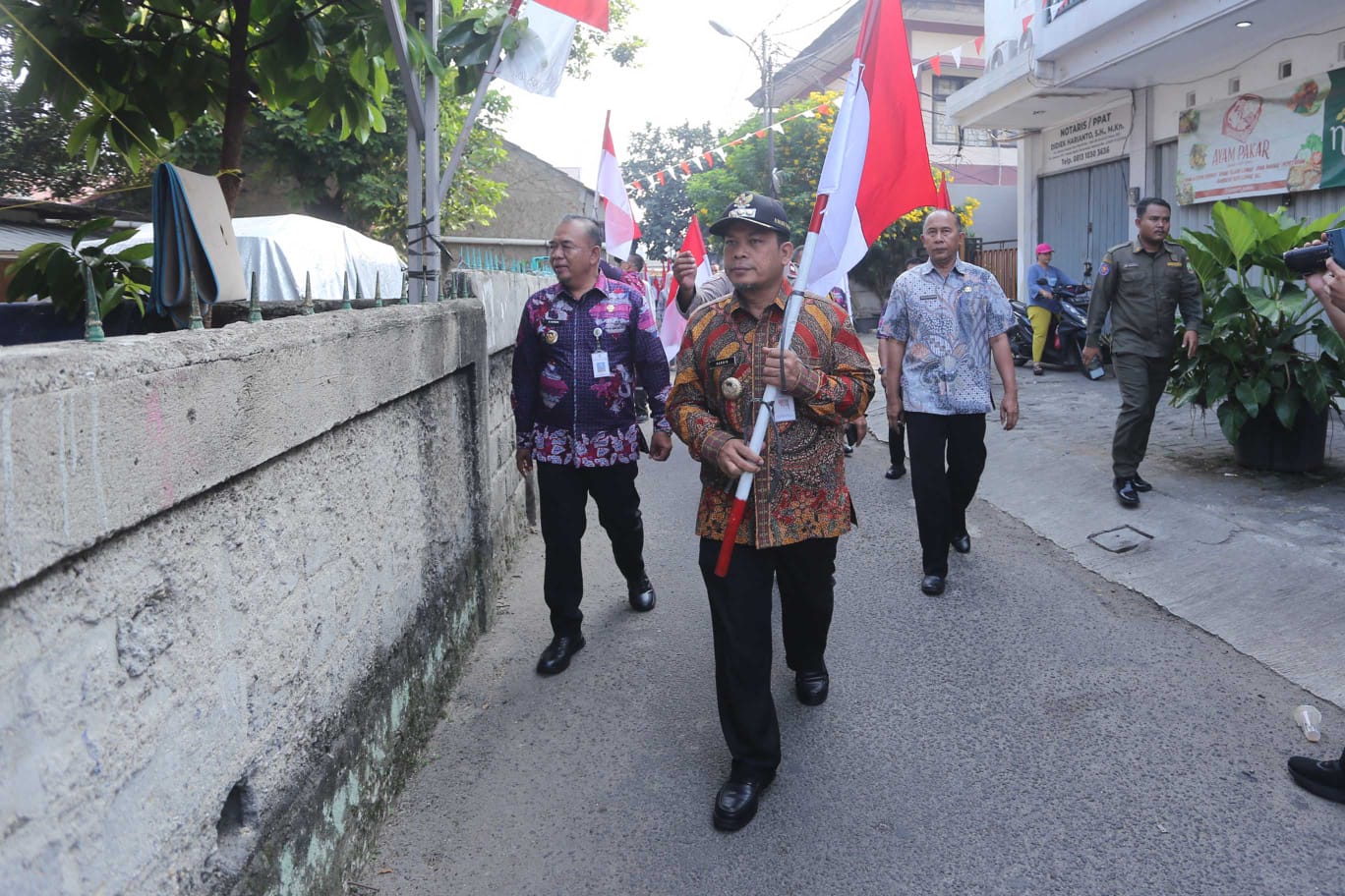 Pj Walikota Tangerang Membagikan 1000 Bendera di Kecamatan Ciledug.