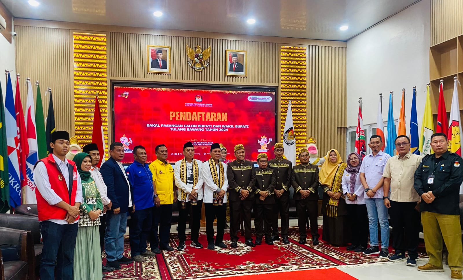 Qudratul Ikhwan - Hankam Hasan Diantar Para Pendukung Mendaftarkan ke KPU Tulang Bawang.