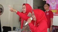 Kehadiran Calon Bupati Tuba Nomor Satu Winarti Disambut Kaum Ibu-Ibu. Kehadiran Calon Bupati Tuba Nomor Satu Winarti Disambut Kaum Ibu-Ibu.