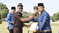 Kejari Tubaba Berikan Penghargaan Kepada PNS Pemkab dan Pegawai Kejaksaan.