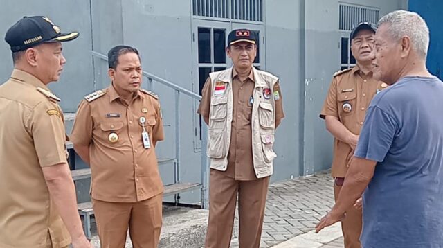 Camat Larangan Dampingi Pj Wali Kota Tangerang Tinjau TPS Rawan Banjir.