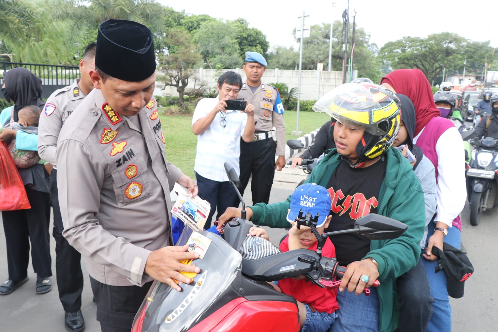Kapolres Metro Tangerang Kota Turun ke Jalan Sosialisasi Layanan Pengaduan Polri 110.