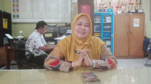 Kepala Sekolah SMP Negeri 264 Jakarta Memajangkan Hasil Karya Siswa Diruang Kerja.