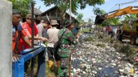 Aksi Gempur Sampah Sungai BCU 13 yang Menumpuk, Camat Teluknaga di Apresiasi Warga.
