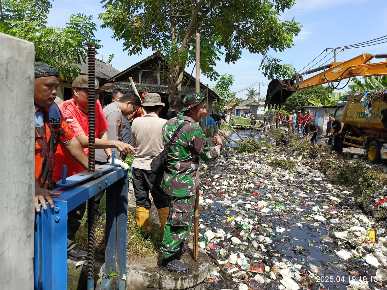 Aksi Gempur Sampah Sungai BCU 13 yang Menumpuk, Camat Teluknaga di Apresiasi Warga.