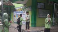 Kepala MTsN 37 Jakarta, Sambut Kedatangan Siswa di Pintu Gerbang.
