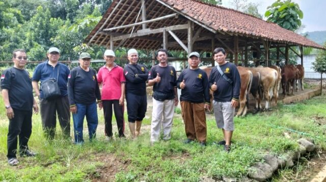 DKM Mushollah Al-Achyar Duri Kepa Adakan Pemotongan Hewan Qurban.