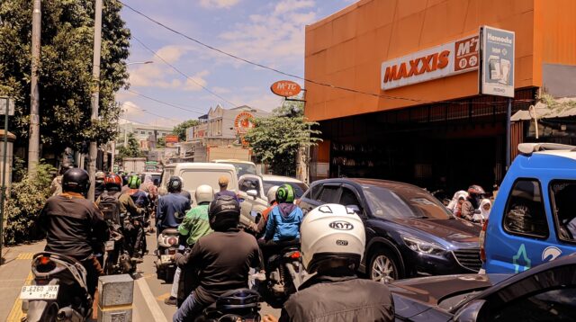 Kemacetan Parah di Jalan Duri Kosambi Bentrok dengan Jam Pulang Sekolah.