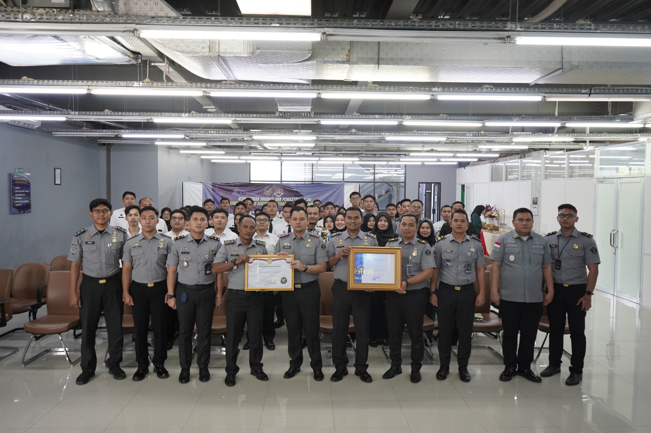 Imigrasi Cilegon Ukir Prestasi, Dinobatkan sebagai Satuan Kerja Terbaik Pelayanan Keimigrasian Tahun 2025 di Banten.