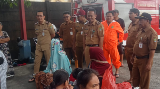 Respon Cepat Banjir, Dinsos Kota Tangerang Salurkan Bantuan Makanan dan Logistik.