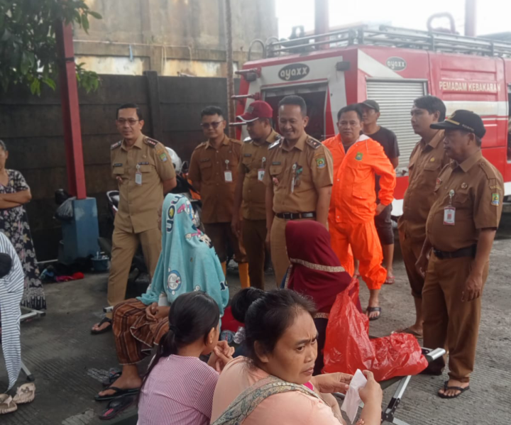 Respon Cepat Banjir, Dinsos Kota Tangerang Salurkan Bantuan Makanan dan Logistik.