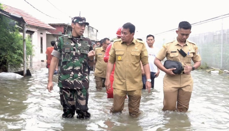 Bupati Tangerang Turun Langsung ke Lokasi Banjir Kosambi.