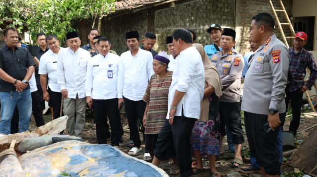 Bupati Tangerang Tinjau Rumah Warga Roboh di Kresek, Instruksikan Pembangunan Segera.