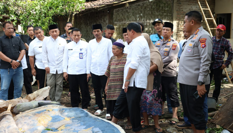 Bupati Tangerang Tinjau Rumah Warga Roboh di Kresek, Instruksikan Pembangunan Segera.