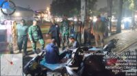 Tingkatkan Keamanan Wilayah di Bulan Ramadhan, Babinsa Patroli Siskamling dengan Komduk.