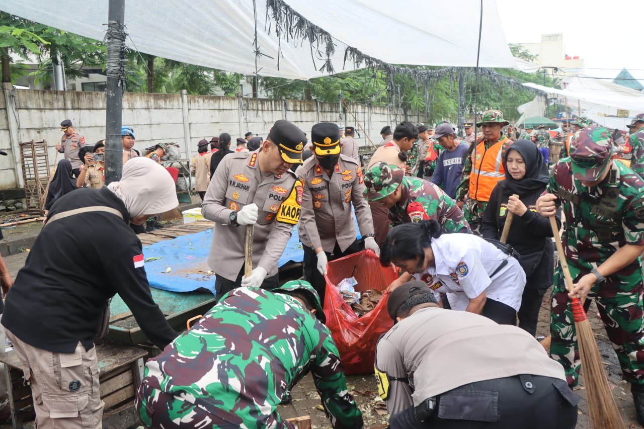 Polres Metro Tangerang Kota Gelar Apel dan Kurvey Bersama TNI dan Pemerintah Daerah Kota Tangerang di Pasar Babakan.