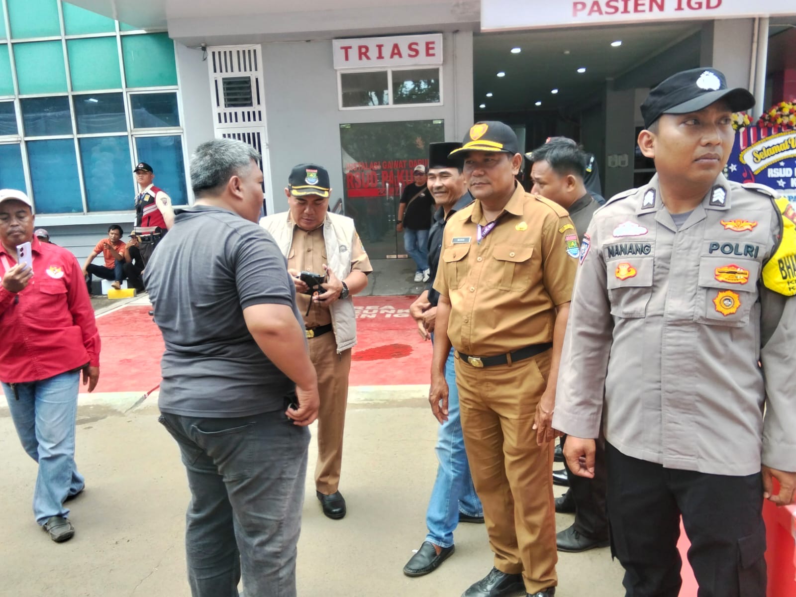 Jaga Kondusivitas Lalu Lintas dan Kamtibmas, Kelurahan Pakuhaji Turut Serta Dalam Pengamanan HUT ke-8 RSUD Pakuhaji