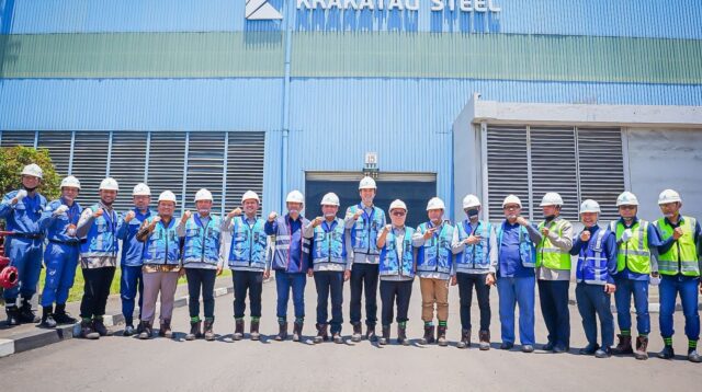 Direktur Utama Krakatau Steel Dr. Akbar Djohan bersama Komisi VI DPR RI, Danantara, dan BP BUMN meninjau fasilitas produksi Krakatau Steel di Cilegon.