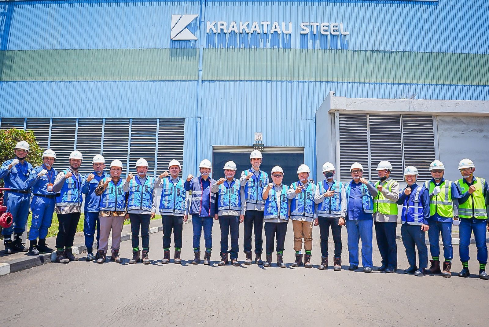Direktur Utama Krakatau Steel Dr. Akbar Djohan bersama Komisi VI DPR RI, Danantara, dan BP BUMN meninjau fasilitas produksi Krakatau Steel di Cilegon.