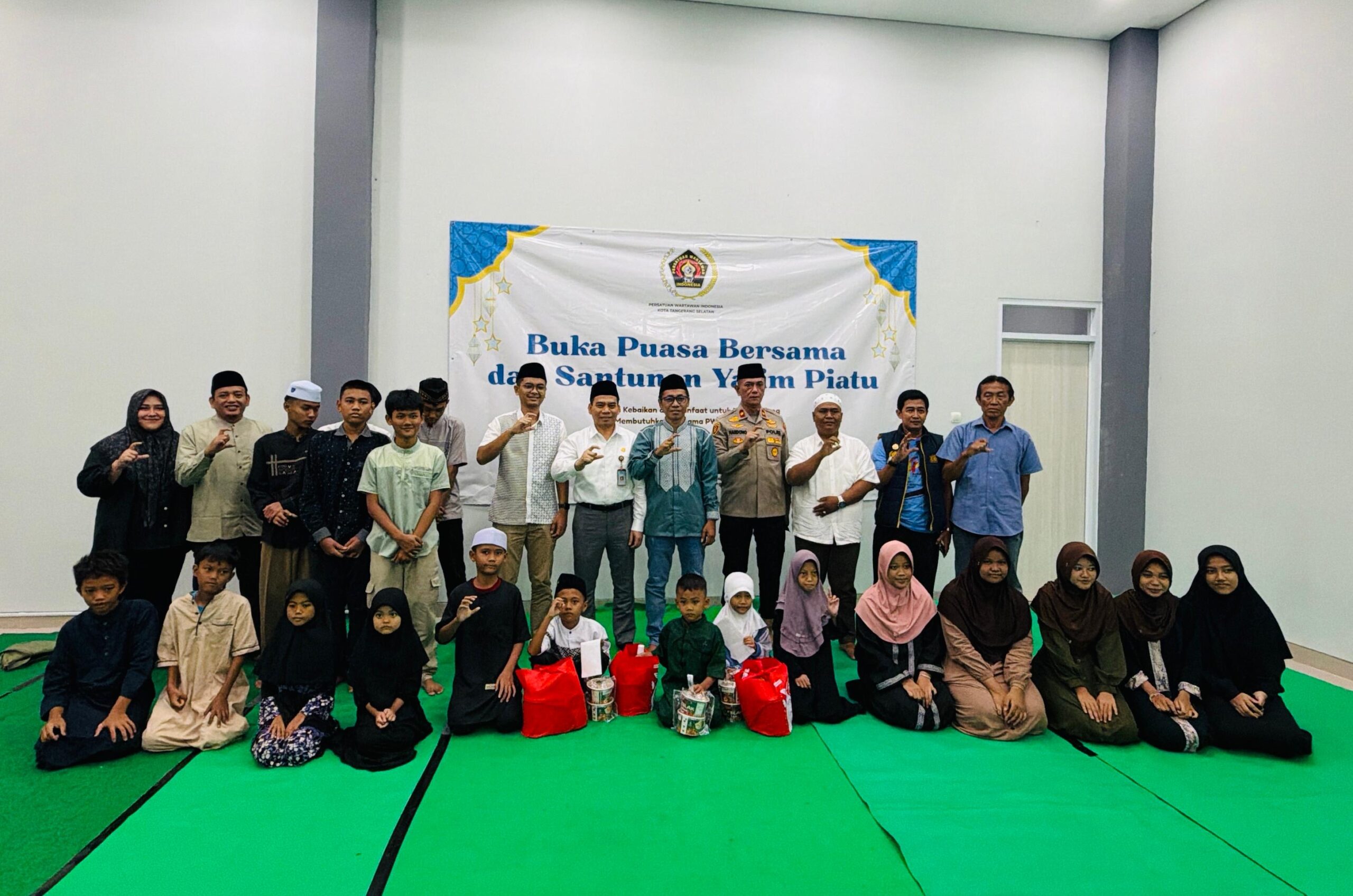 PWI Tangsel Gelar Buka Puasa Bersama dan Santunan Anak Yatim di Gedung Layanan Informasi.