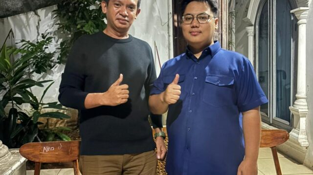 Ketua Karang Taruna Kota Bau Bau, Aidin, ST (kiri), bersama Ketua Karang Taruna Kota Tangerang, Aditya Pratama (tengah) pada saat Silahturahmi di Kota Tangerang, Banten, Kamis (9/4/26).