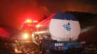 Dukung Penanganan Darurat, PERUMDAM TKR Bantu Suplai Air untuk Pemadaman TPA Jatiwaringin