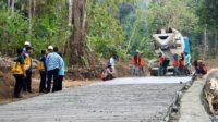 Warga Desa Cikedung Mancak Akhirnya Menikmati Jalan Mulus Betonisasi