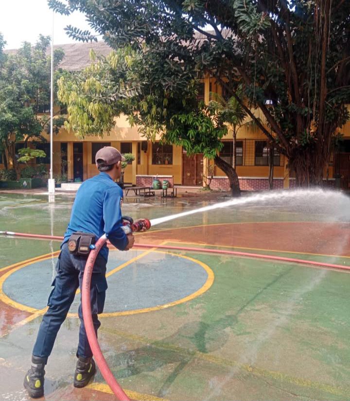 BPBD Kota Tangerang Semprot Area Sekolah, Antisipasi Dampak Abu Vulkanik Gunung Anak Krakatau