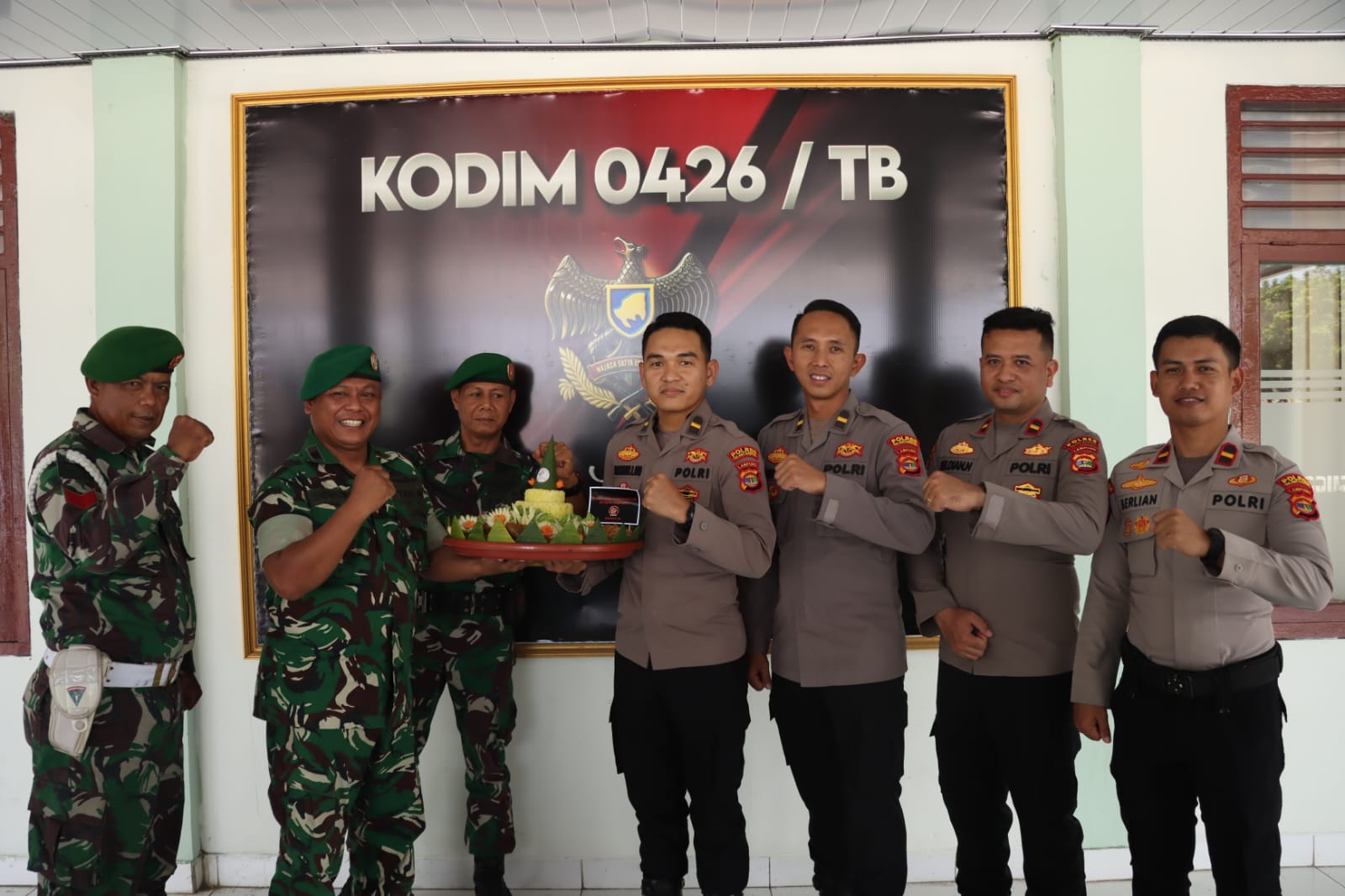 HUT TNI Ke-81, Polres Tulang Bawang Beri Kejutan Ke Kodim 0426