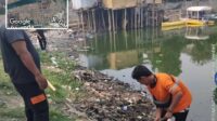 DLH Kota Tangerang Bersihkan Taman Embung Batusari, Jaga Kebersihan Lingkungan