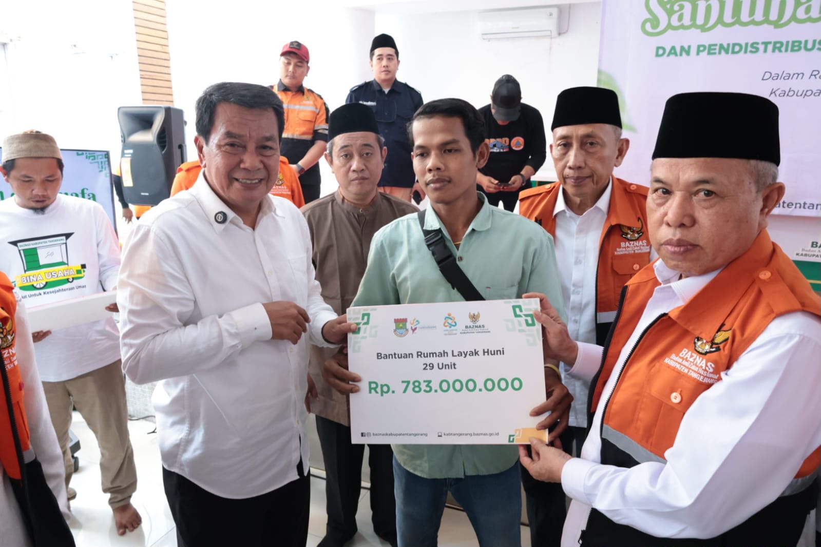 Pemkab Tangerang Bersama BAZNAS Salurkan Santunan Yatim-Dhuafa dan 80 Gerobak Usaha